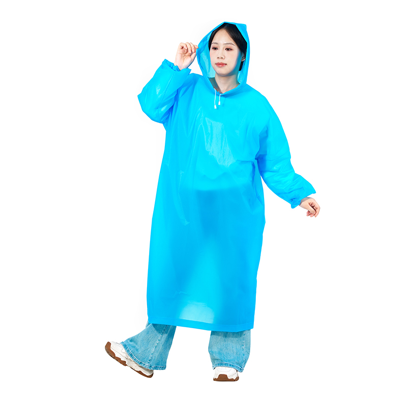 Leichter Regenmantel mit kontrastierenden Ärmeln