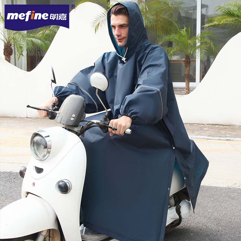 Leichter Regenmantel mit Kapuze