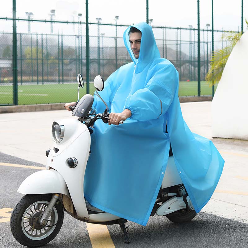 Leichter Regenmantel mit Kapuze