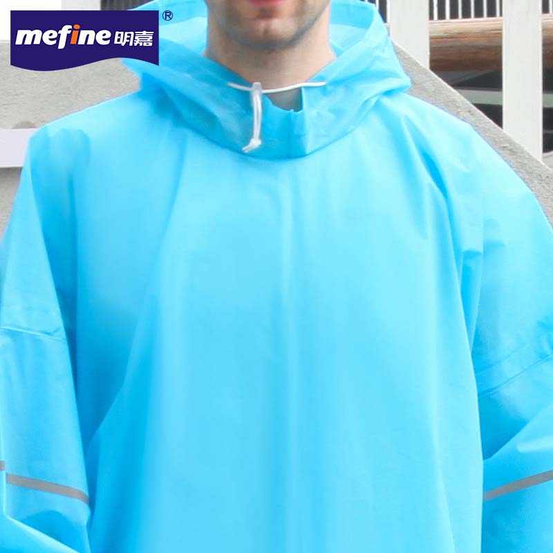 Leichter Regenmantel mit Kapuze