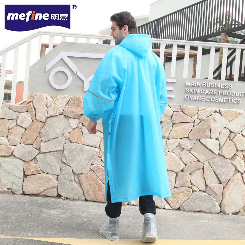 Leichter Regenmantel mit Kapuze