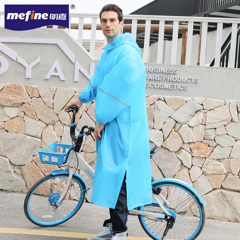 Leichter Regenmantel mit Kapuze